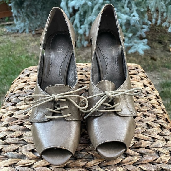 A.N.A. New Approach Camel Tan Color Open Peep Toe Lace Front Pumps Size 7.5 - Picture 5 of 9